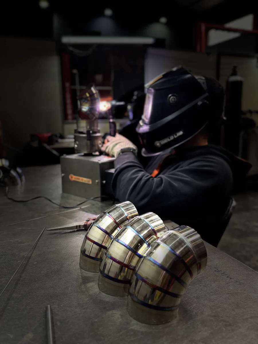 Curvas de inox com cordão de solda TIG uniforme e escamas regulares