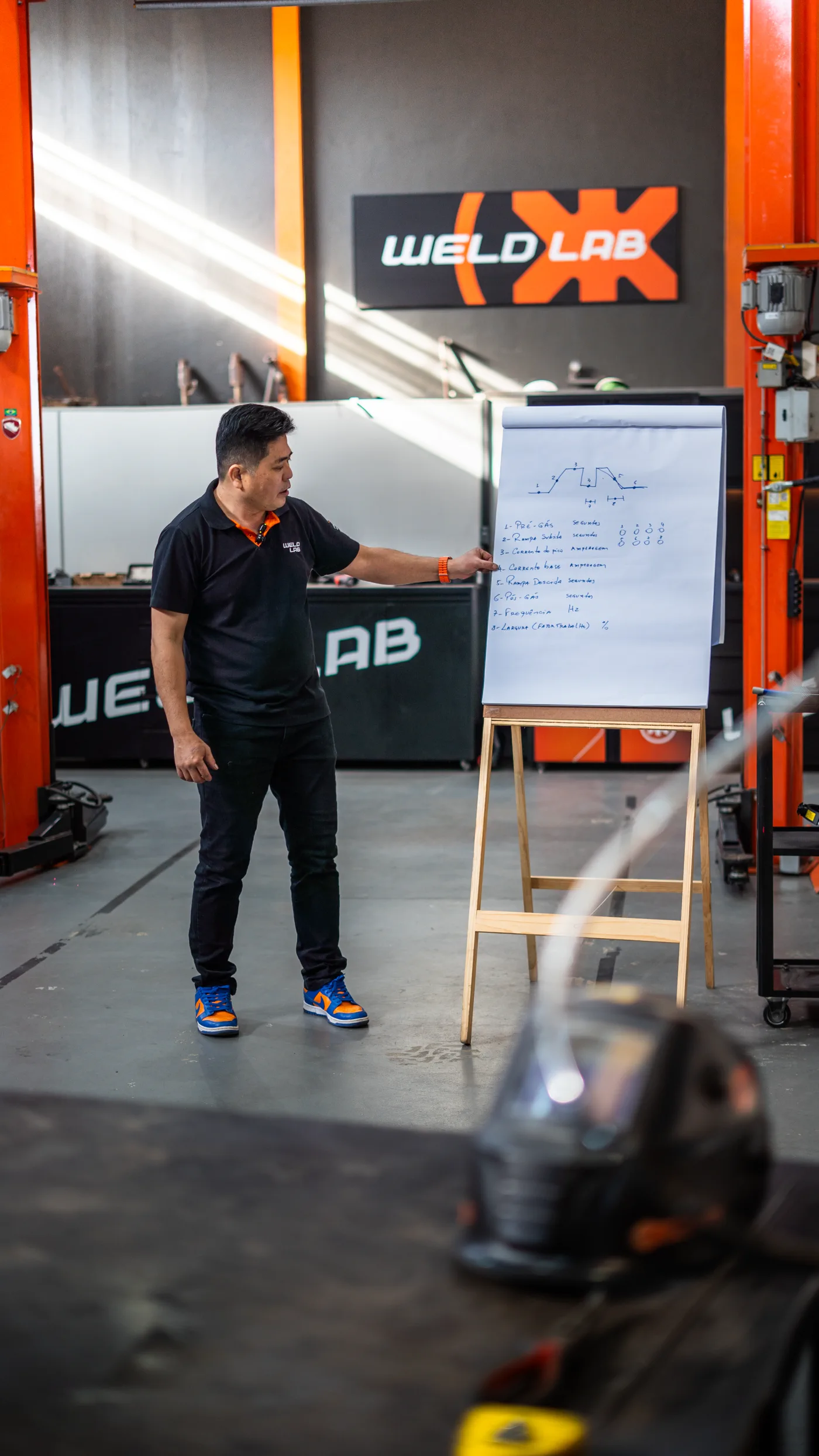 Massaru Oyama apresentando os parâmetros da TIG pulsada no quadro da Weldlab