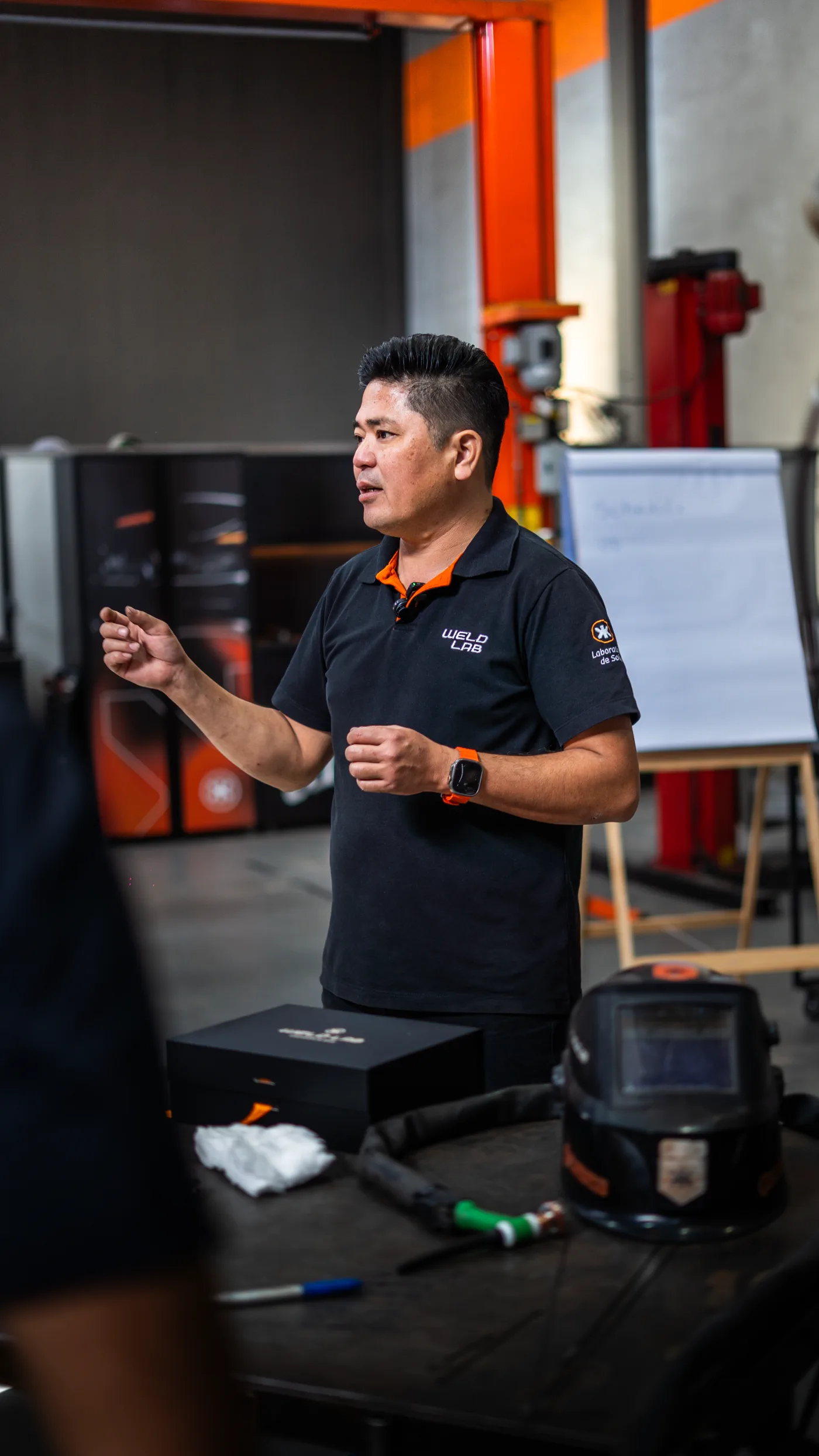 Massaru Oyama explicando soldagem TIG na Weldlab